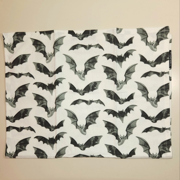 ❤️NWT STONEWALL KITCHEN TEA TOWEL BATS - HALLOWEEN DECORATION DECOR - Picture 3 of 9
